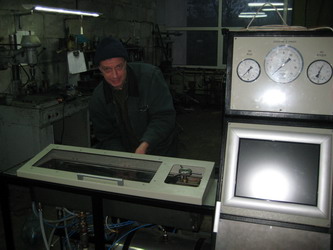 Стенд испытательный (автоматический) для проверки пневматических рукавов Р-369А и Р-17.

<!-- <br>Эксплуатируется в вагонном депо Мариуполь (2011).